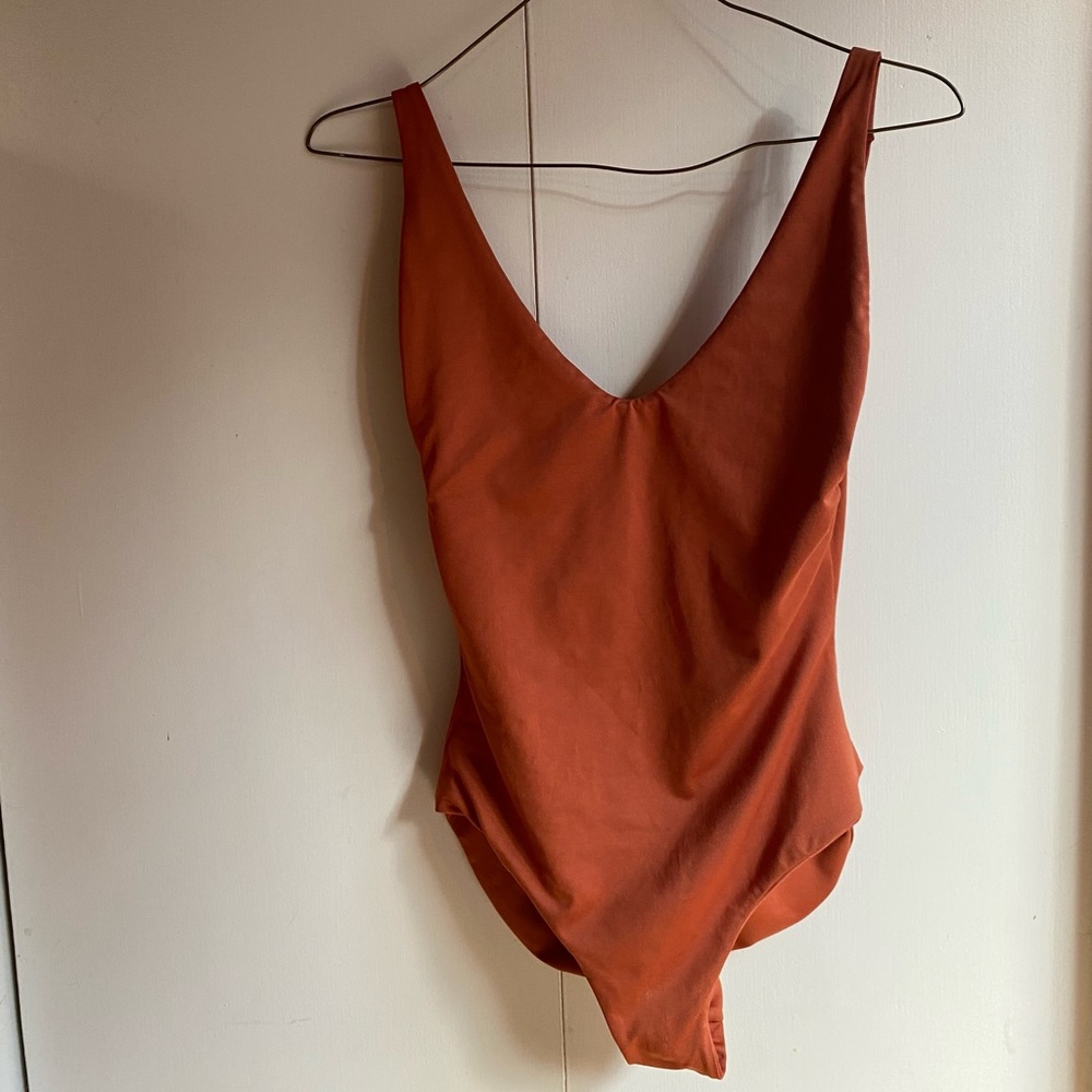 Londre one piece swimsuit in Sculpting Clay colour. Size small with long fit.